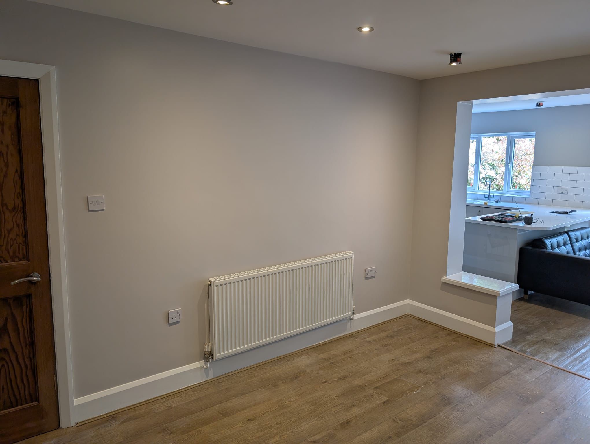 Warm, freshly decorated living room by JSC